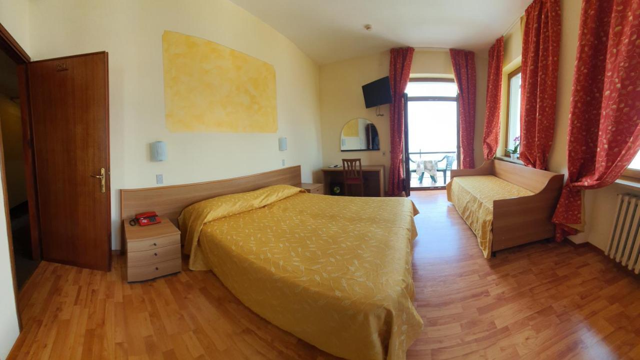 Hotel Merano Бренцоне-суль-Гарда Экстерьер фото