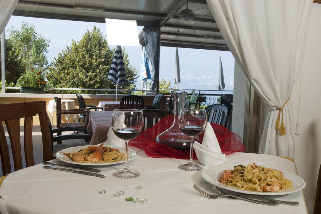 Hotel Merano Бренцоне-суль-Гарда Экстерьер фото