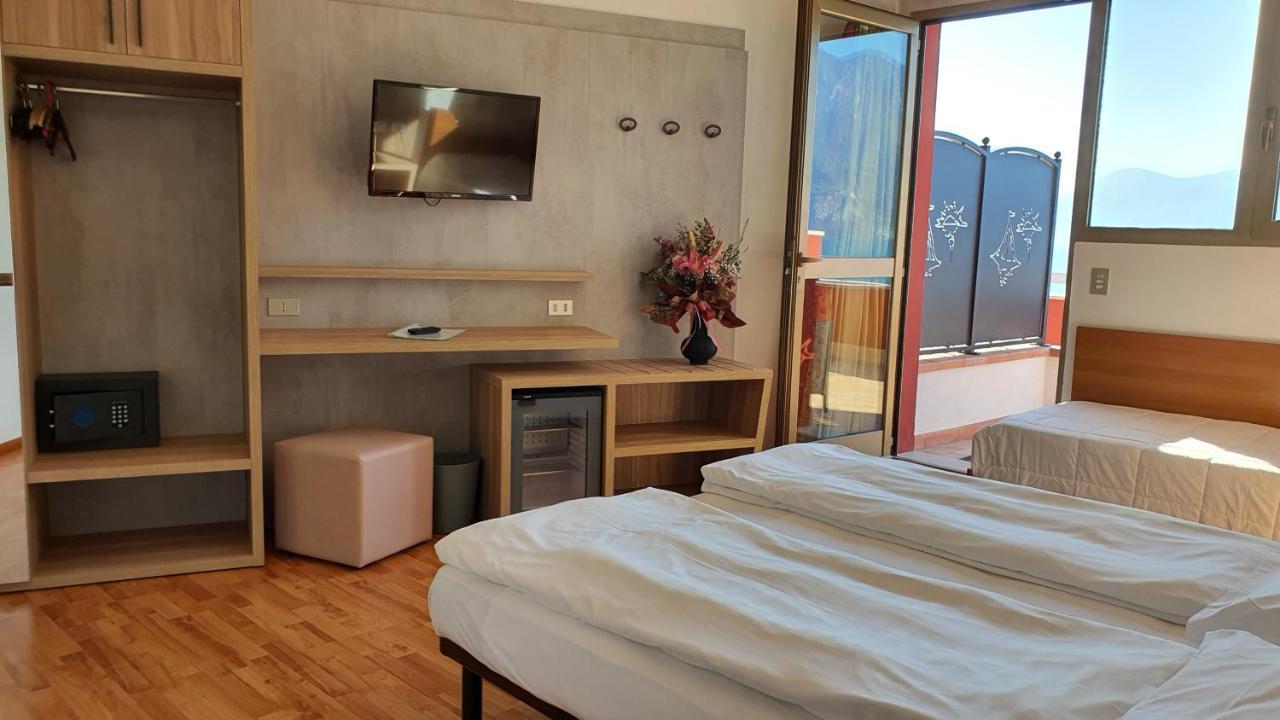Hotel Merano Бренцоне-суль-Гарда Экстерьер фото
